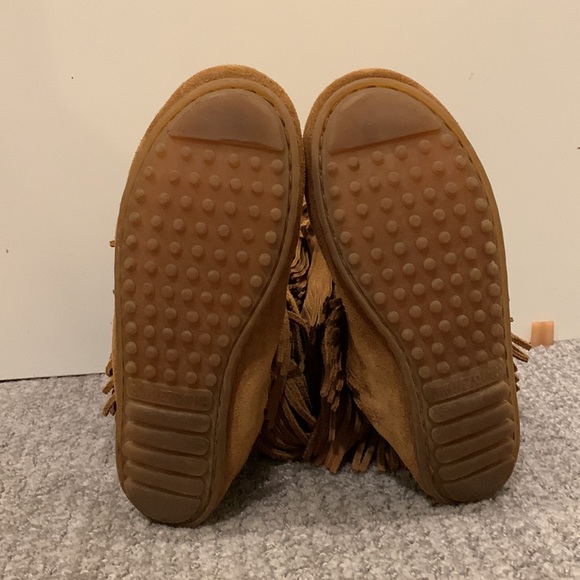 Minnetonka Moccasin 3-layer fringe boots - Picture 3 of 4